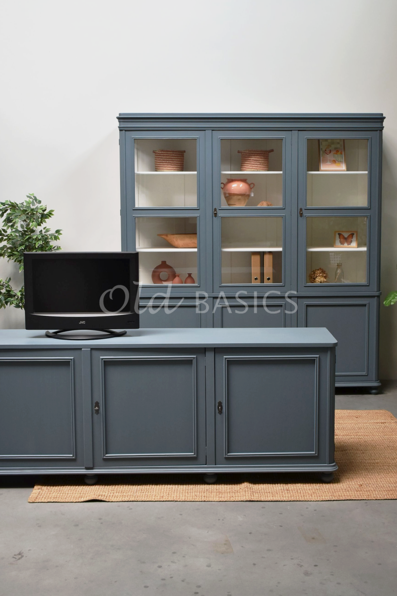 Detail van Vitrinekast Amiens, 3 deuren, RAL7031, grijs, blauw, materiaal hout